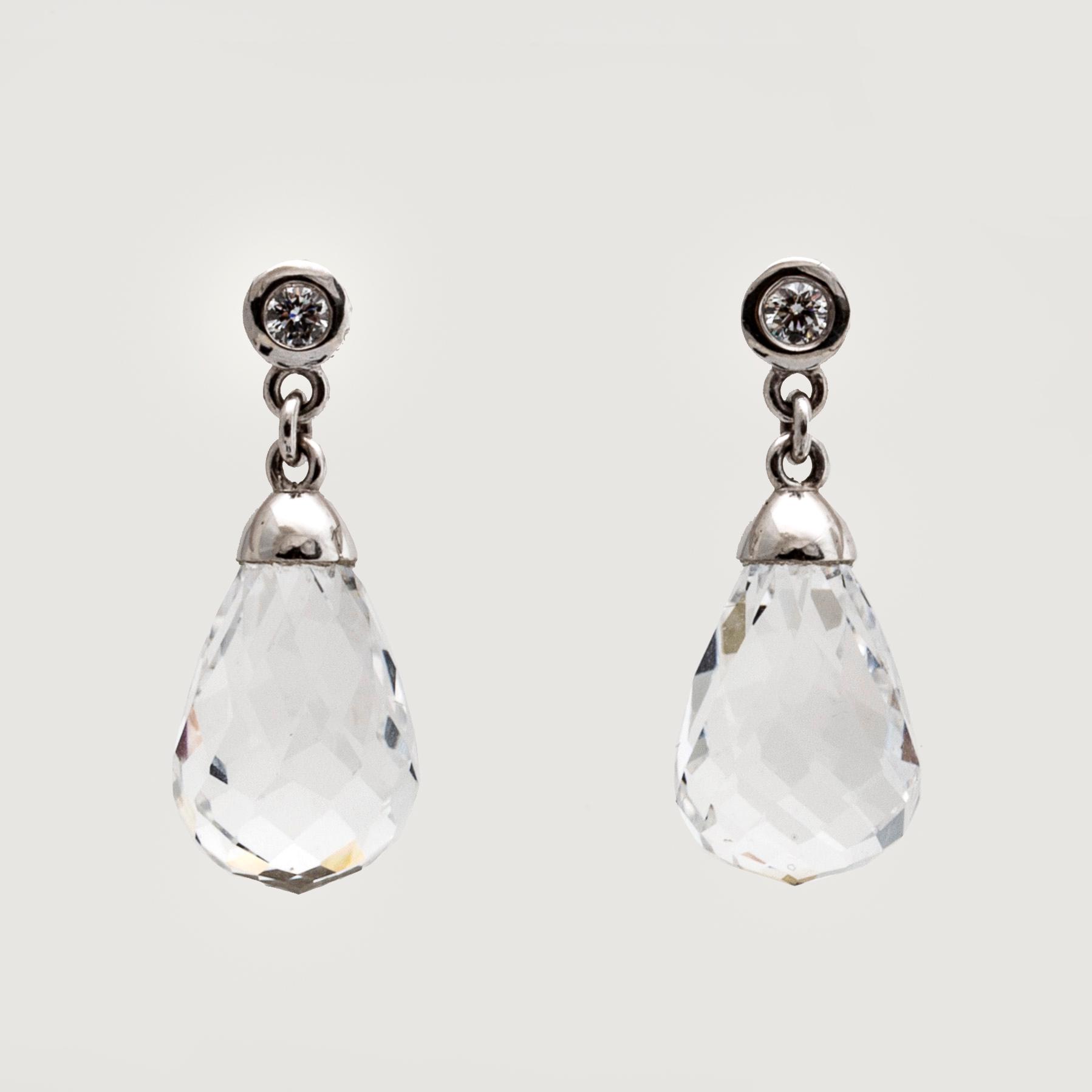 Earrings 18k whitegold, 2 briolette-cut rock-crystals and 2 brilliant-cut diamonds 0,20 ct TW VVS.