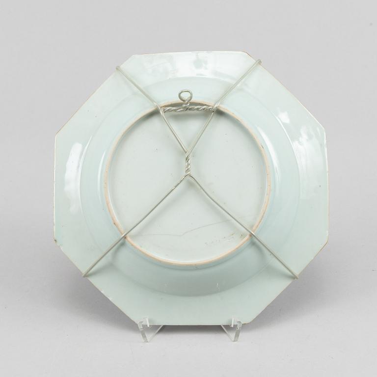 A blue and white tureenstand and a soup dish, Qing dynasty, Qianlong (1736-95).