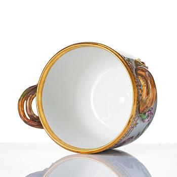 Vinkylare, porslin. Royal Copenhagen, 'Flora Danica', Danmark, 1900-tal.