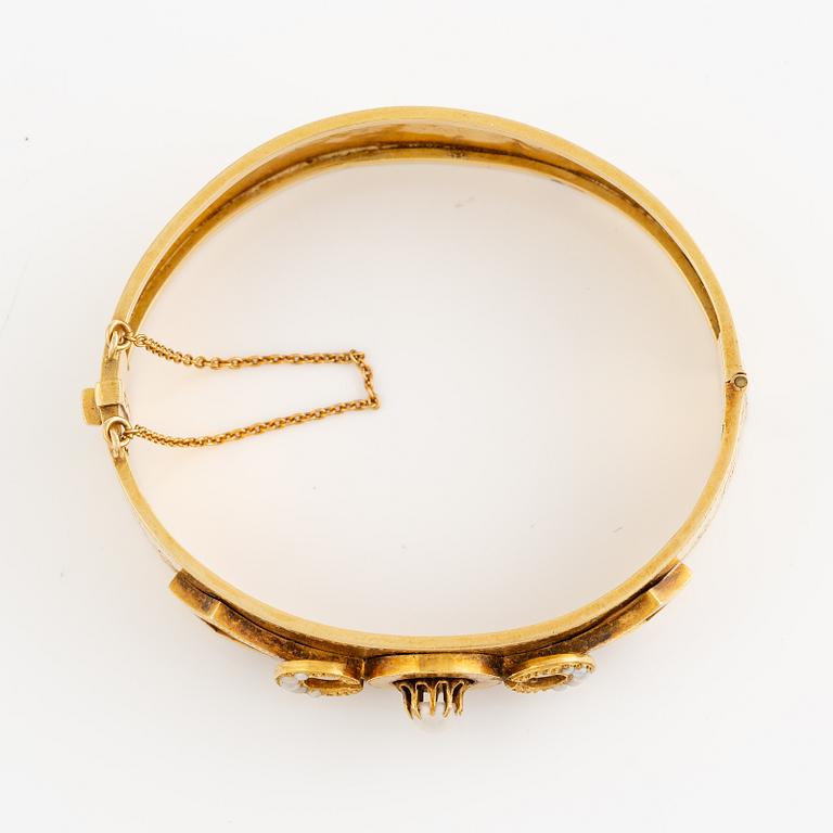 Bracelet, 18K gold with a half-pearl and seed pearls, late 19th century.