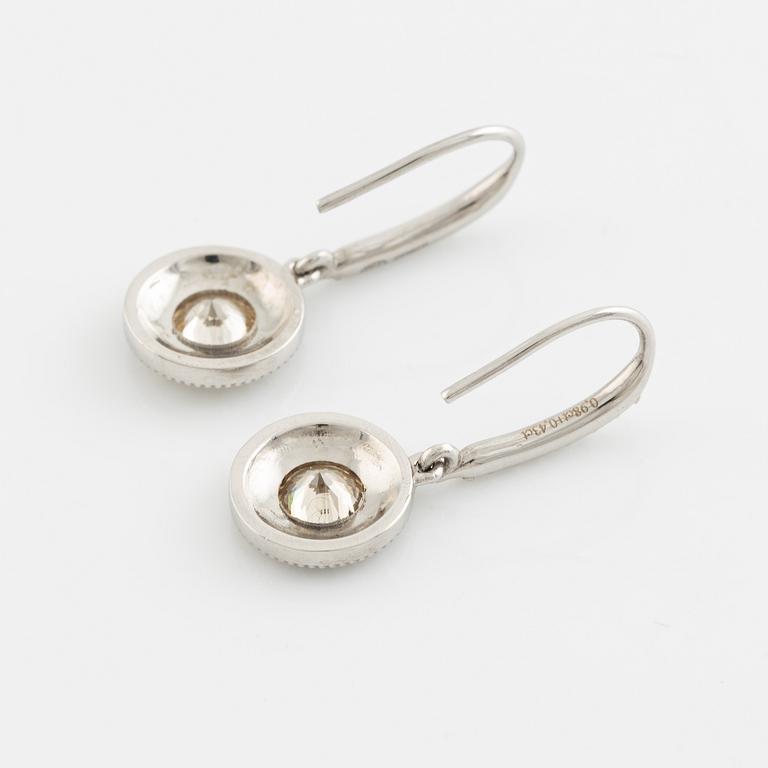 Örhängen med briljantslipade diamanter.