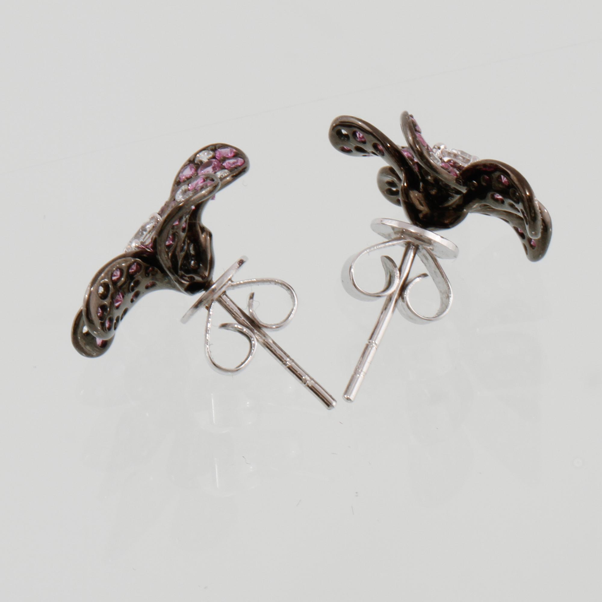 ÖRHÄNGEN, 18K vitguld och svärtat guld med briljantslipade diamanter 0.44 ct och rosa safirer 1.60 ct. Vikt 5,3 gram.
