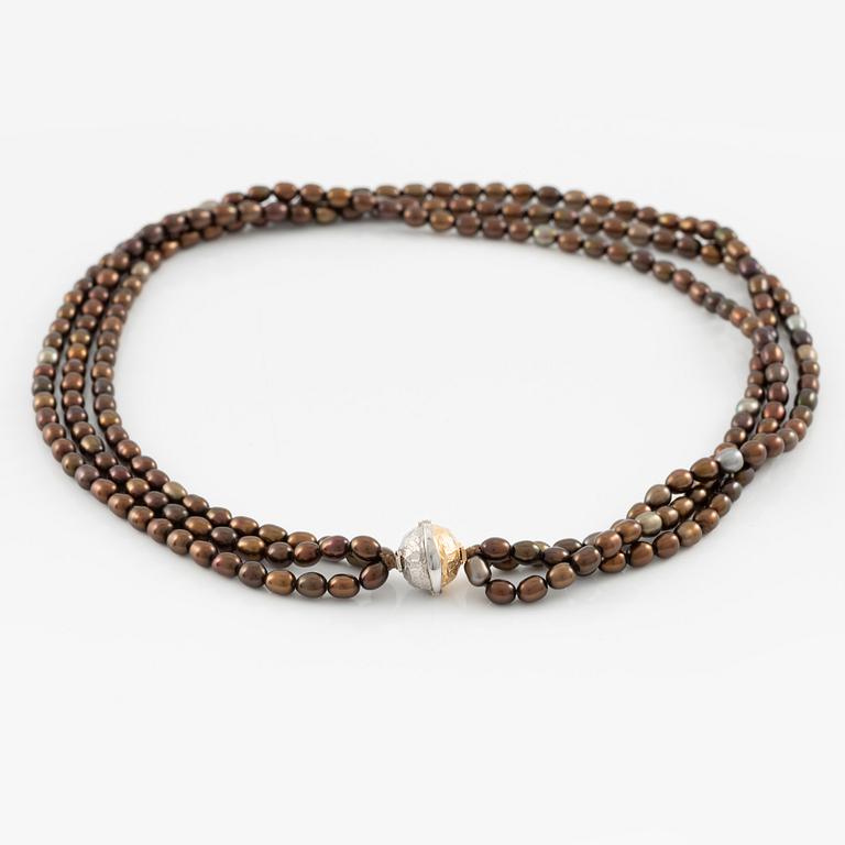 Per Borup, necklace of cultured coloured freshwater pearls, clasp 18K gold with diamonds.