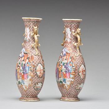 A pair of famille rose vases, Qingdynastin, Qianlong (1736-95).