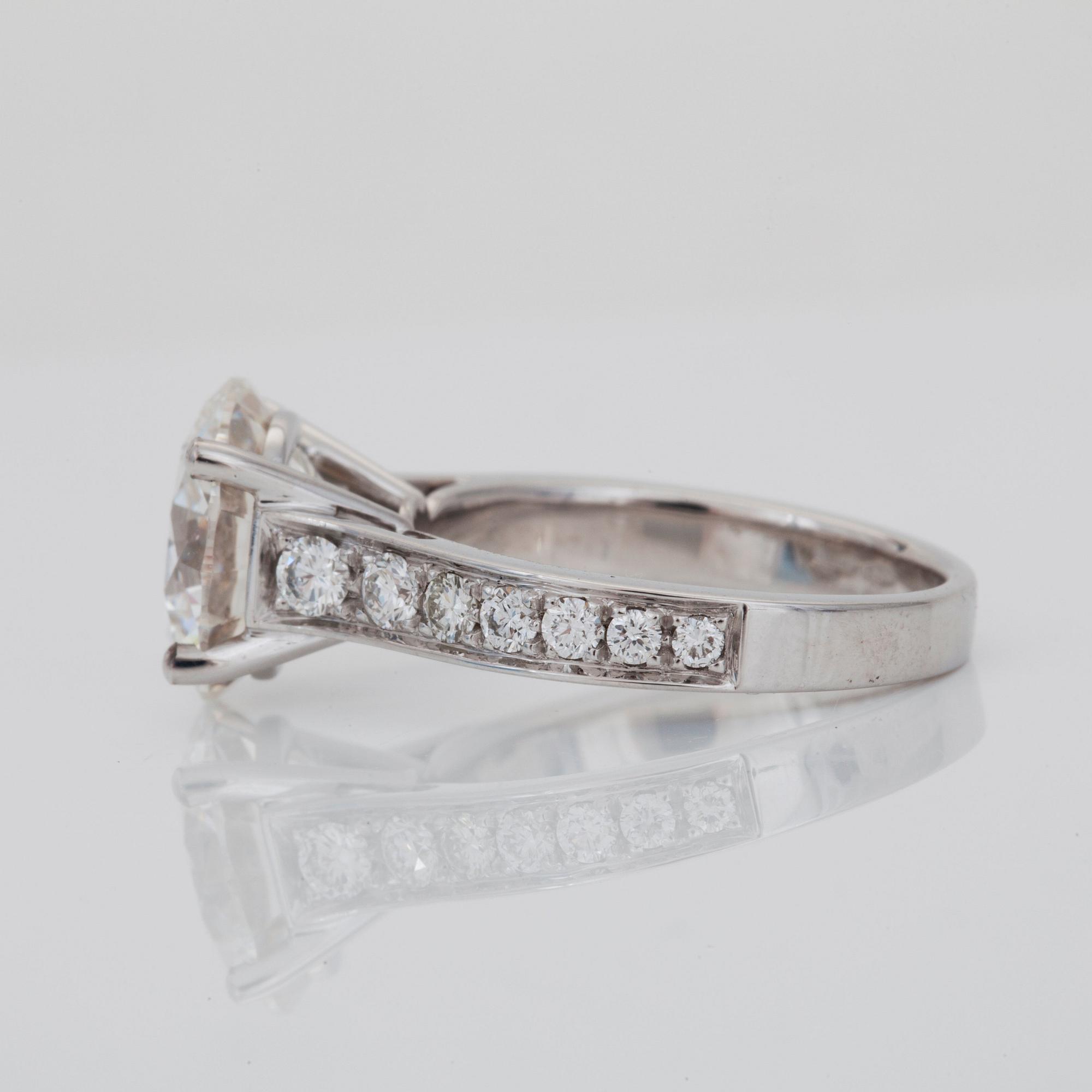 A 5.03ct brilliant-cut diamond ring. QWuality G/VS2 according to IGI certificate.
