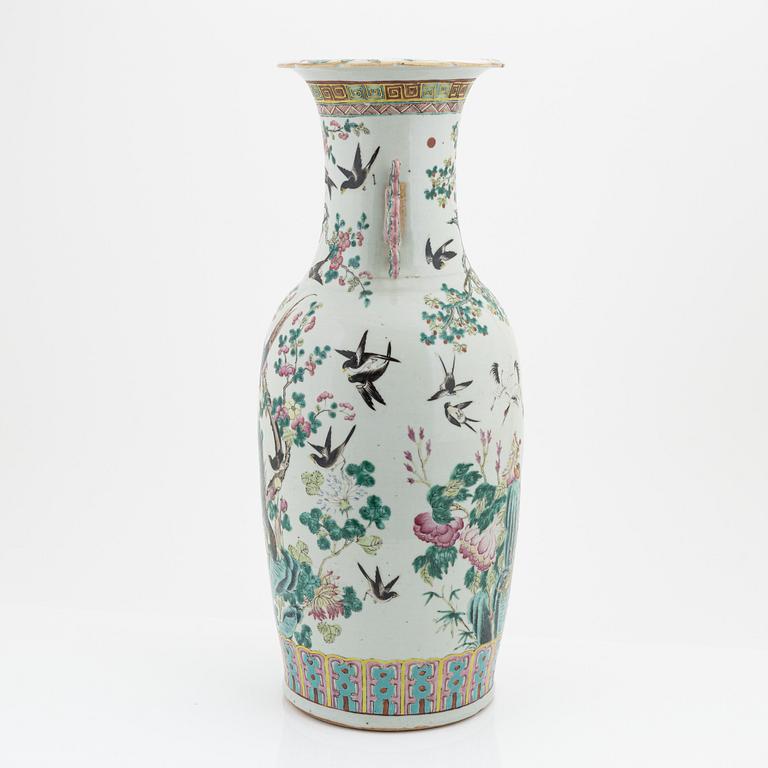 A Chinese vase, late Qing Dynasty, circa 1900.