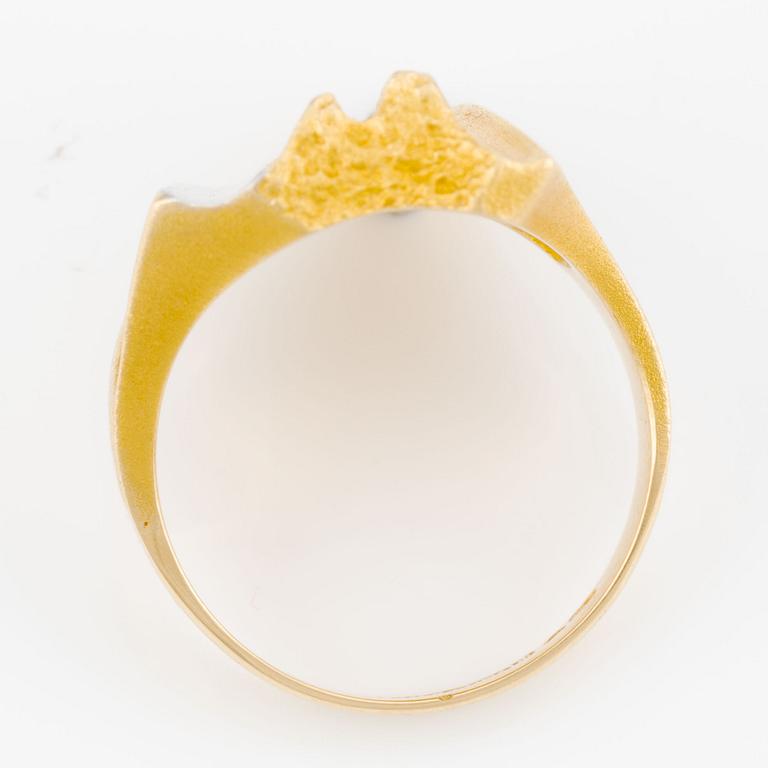 Björn Weckström, ring "Lines in the Water", 18K gold and platinum. Lapponia 1992.