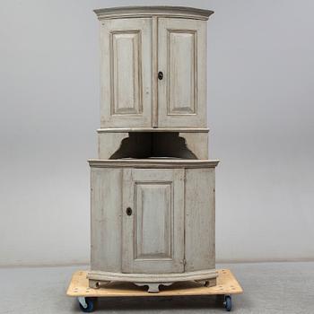HÖRNSKÅP, 1800-talets första hälft.