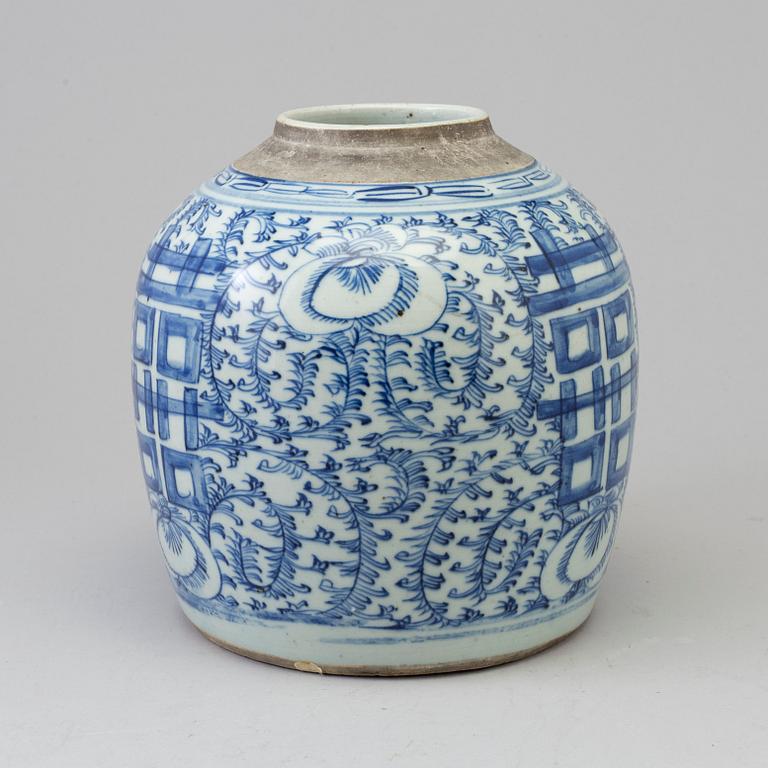 A blue and white porcelain jar, Qing dynasty, 19th century.