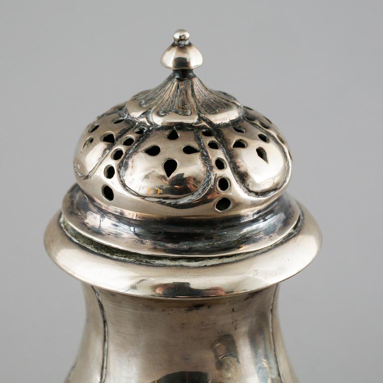 Three silver items from the 19th and 20th century. Weight 349 g.