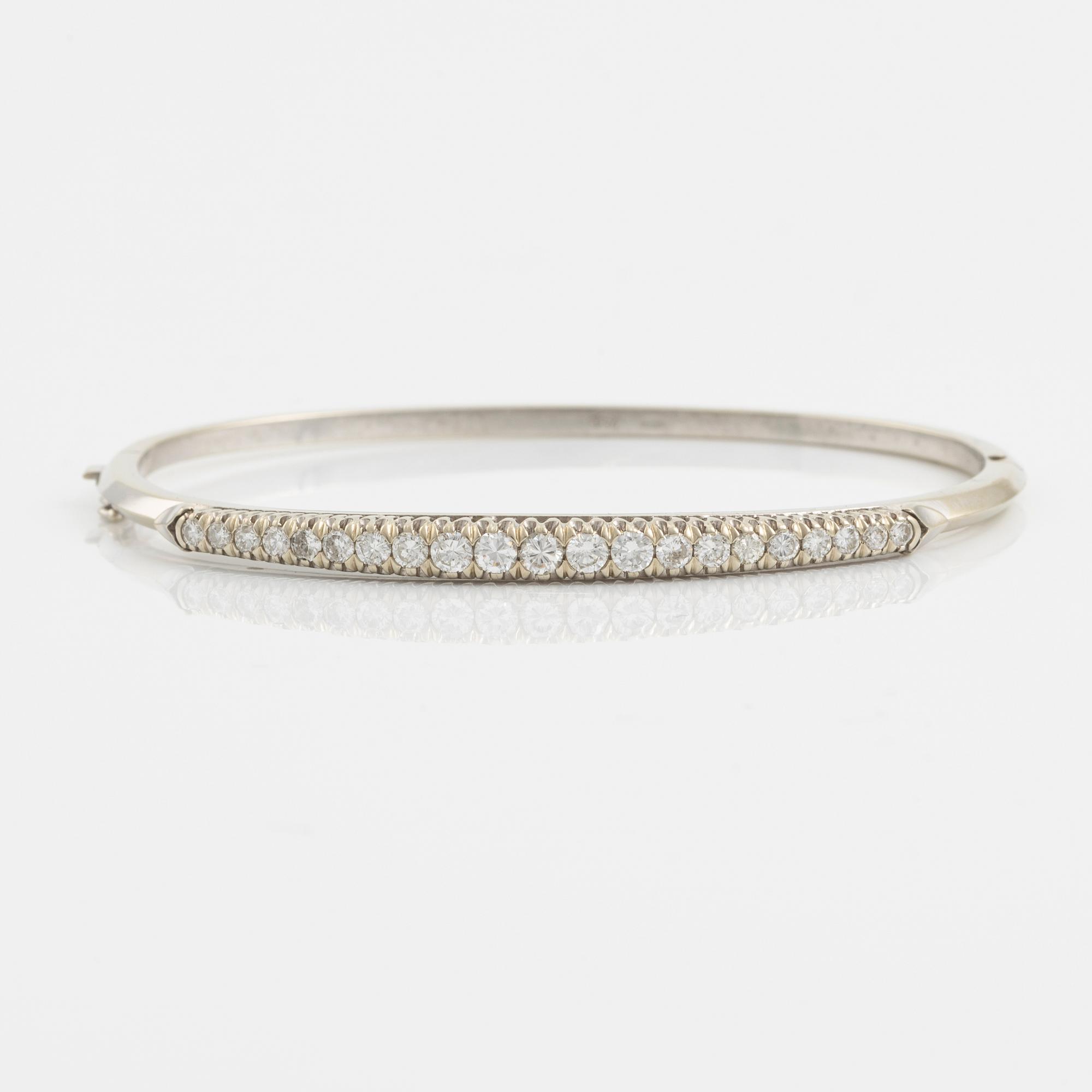 18K white gold bangle with round brilliant-cut diamonds.