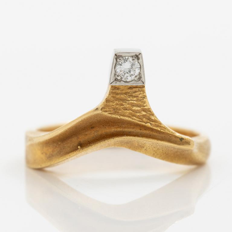 Björn Weckström, Ring, 18K guld med en rund briljantslipad diamant, Finland 1973.
