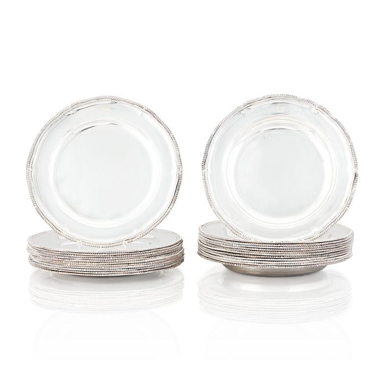 Sydney Bellamy Harman, tallrikar, 24 st (12 flata + 12 djupa), silver, London 1910. Rokoko-stil.