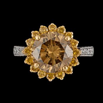 A fancy brown diamond ring, 3.60 ct and yellow diamonds,  app. tot. 0.60 ct.