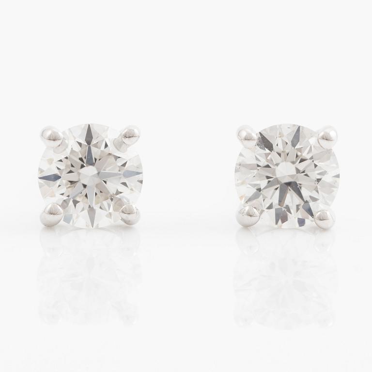 Örhängen 18K vitguld med briljantslipade diamanter, medföljande GIA dossier.