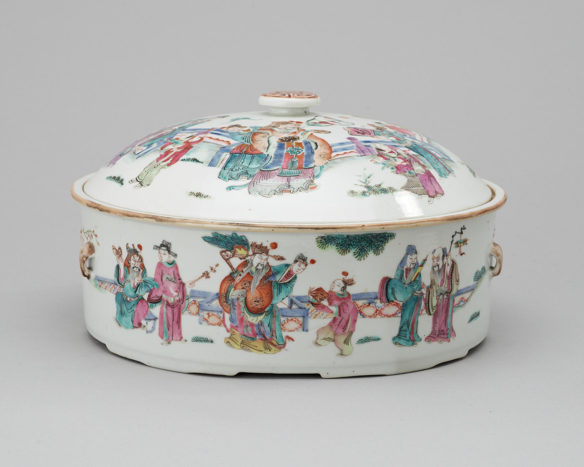 A tureen whith cover. Qing dynasty.