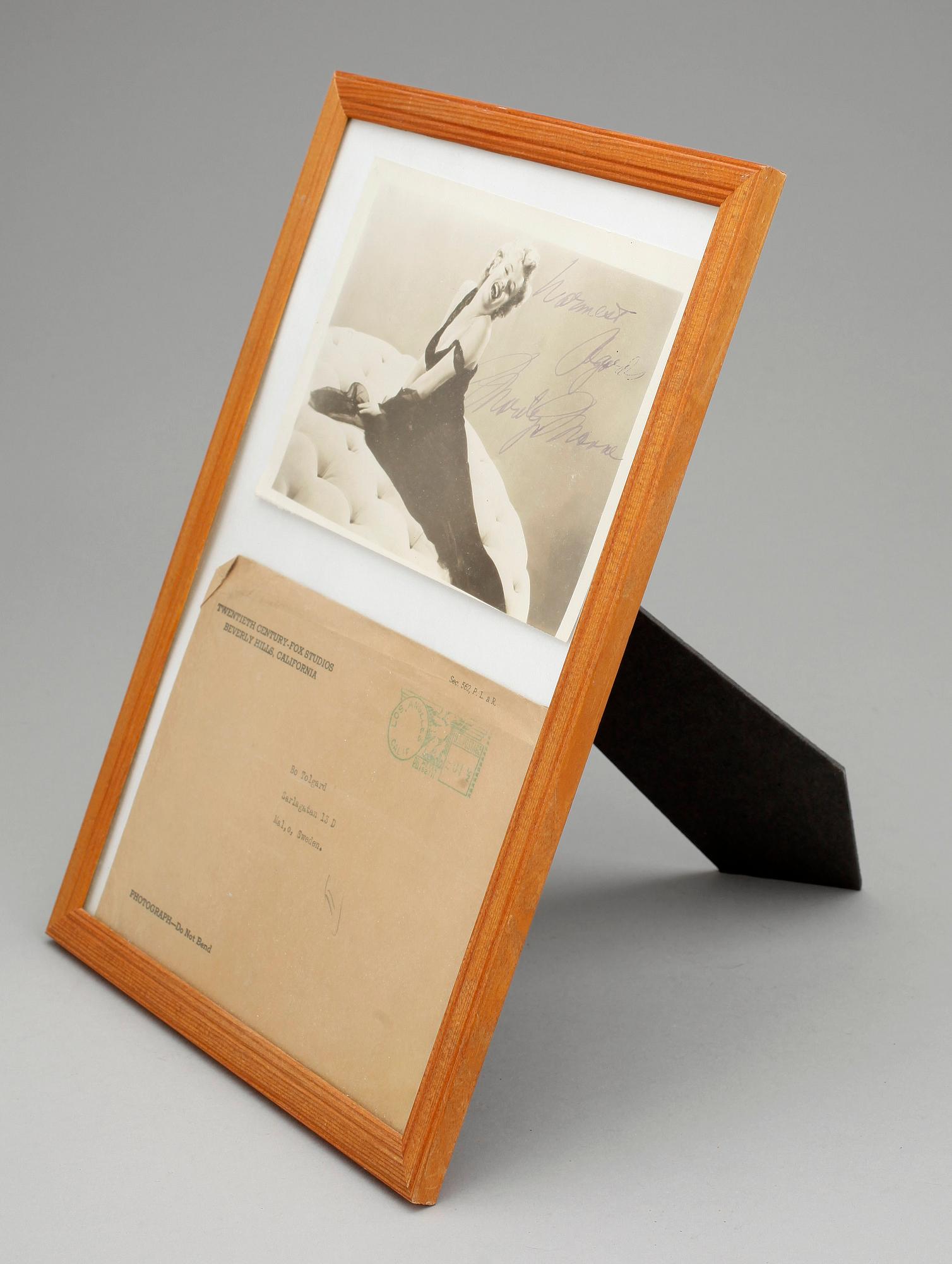 FOTOGRAFI MED AUTOGRAF, 1900-talets mitt. Föreställande Marilyn Monroe.
