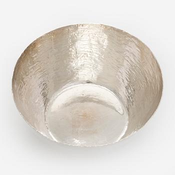 Tapio Wirkkala, malja ja pikareita 2 kpl, sterlinghopeaa, Kultakeskus Hämeenlinna, 1970, 1974 ja 1979.