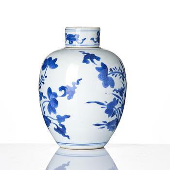 A blue and white tea caddy with cover, Qing dynasty, Kangxi (1662-1722).