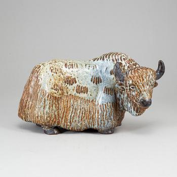 GUNNAR NYLUND, a stoneware sculpture of a muskox, Rörstrand, Sweden.