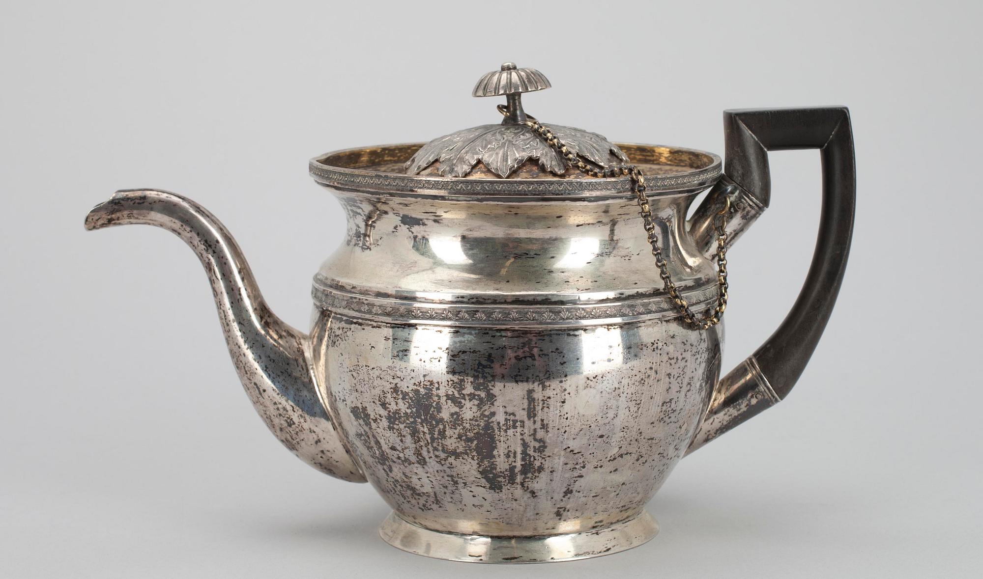 TEKANNA, silver, Ryssland, St.Petersburg, 1800-talets början. Tot. vikt 726 gr.