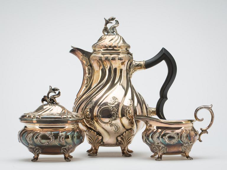 KAFFESERVIS, 3 delar, silver, rokokostil, C G Hallberg. Stockholm.  Vikt ca 1310 g.