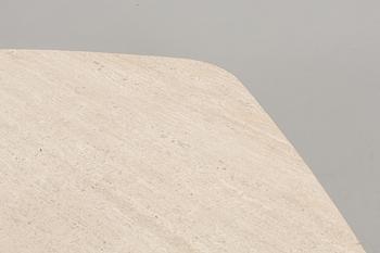 A MID 20TH CENTURY COFFEE TABLE.