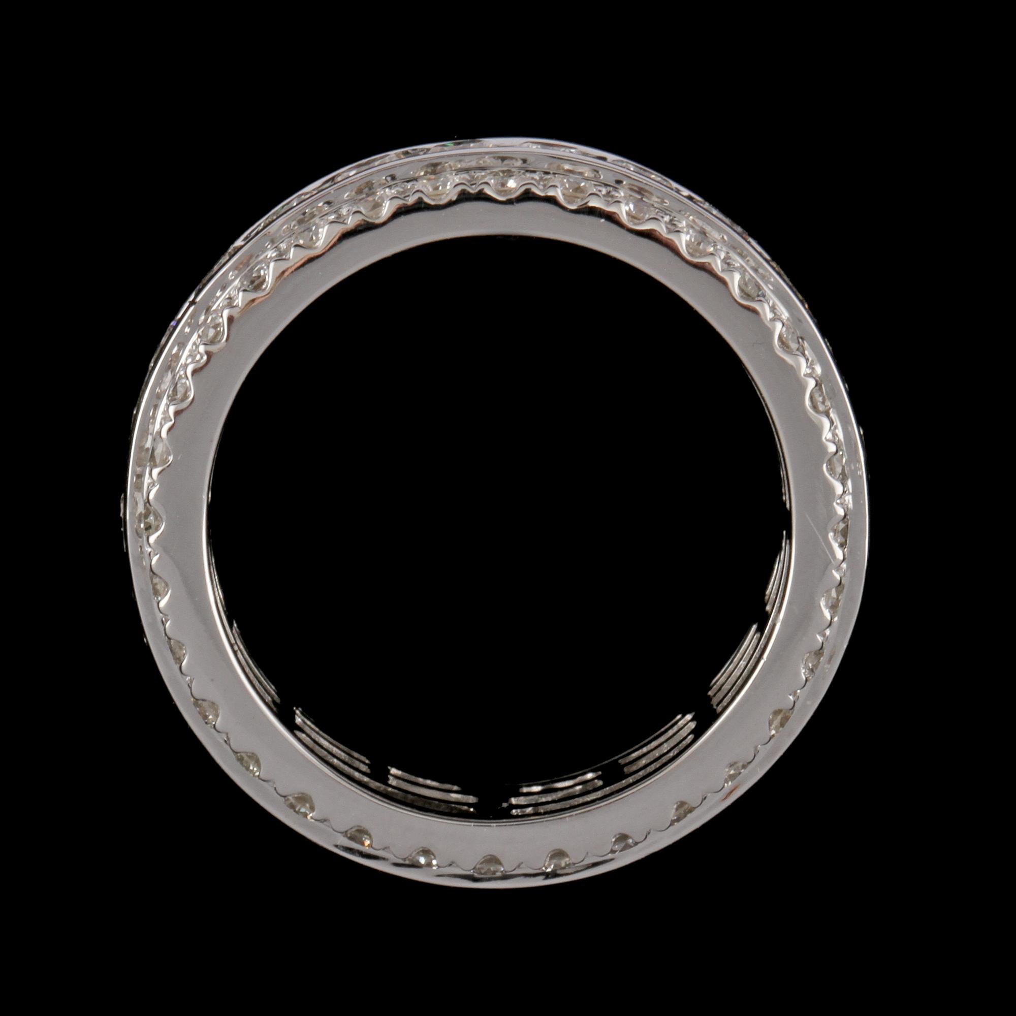 RING, 18k vitguld med 89 briljantslipade diamanter, totalt 3.18 ct. Vikt 8 g.