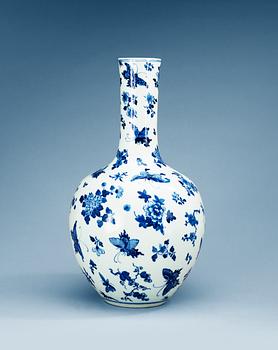 A blue and white vase, Qing dynasty, 19th Century.