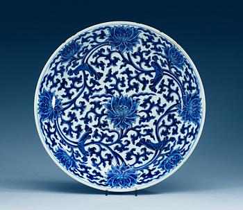 1668. A large blue and white charger, Qing dynasty, with Kangxis six character mark and period (1662-1722).