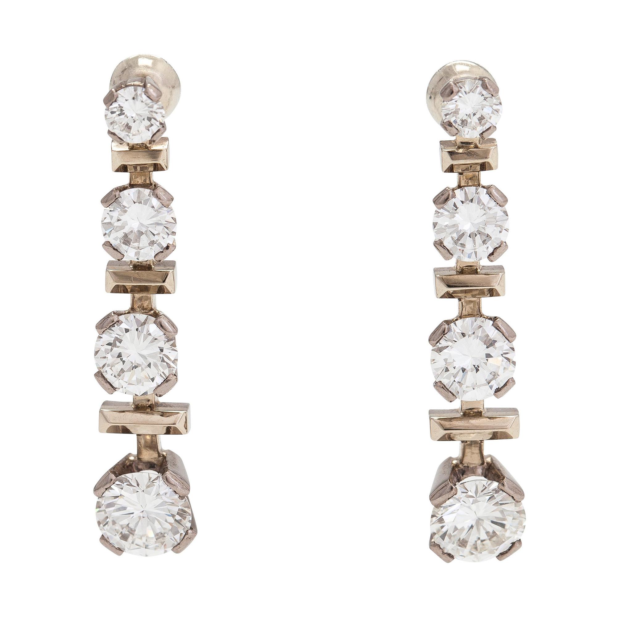 Örhängen, 18K vitguld, med briljantslipade diamanter totalt ca. 5.92 ct. Westerback, Helsingfors 1973.