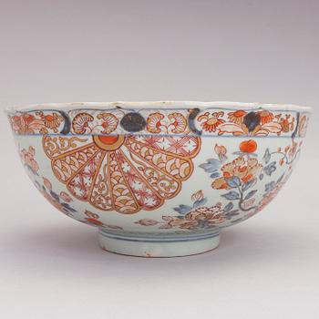 LAUTASIA, 4 kpl, Kiina, ja MALJA, Japani, posliinia, 1700-luku.