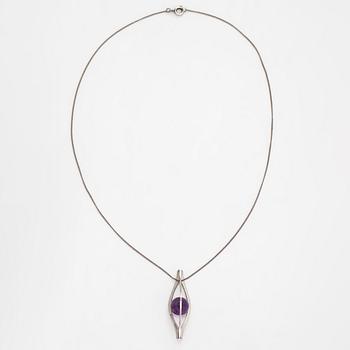 Elis Kauppi, a silver pendant and amethyst, Kupittaan Kulta, Turku 1962. With chain.