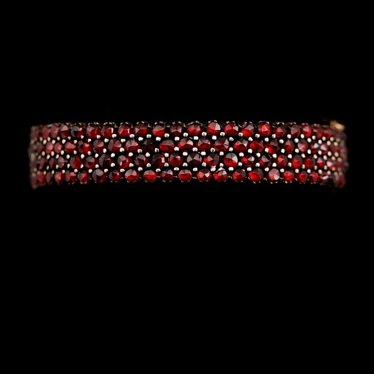 ARMBAND, granater, 1900-talets första hälft.