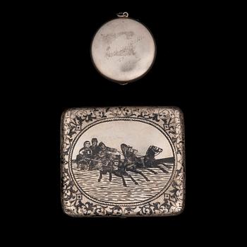 CIGARETTETUI OCH PILLERDOSA, silver, Ryssland och Finland, 1900-talets början.