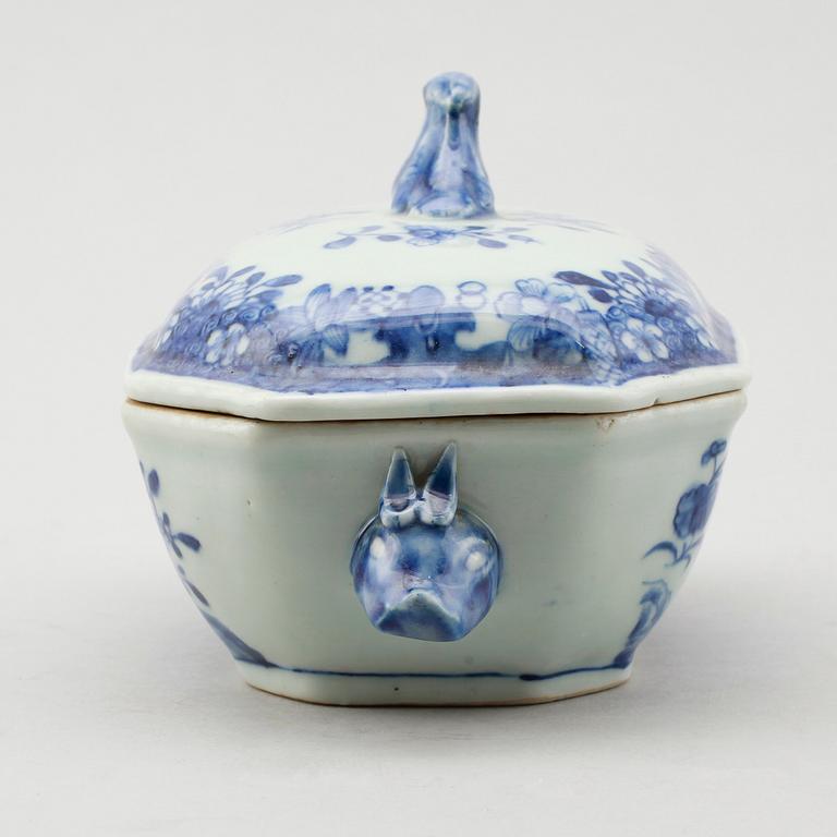 SMÖRASK, porslin, Kina, Qianlong 1736-1795.