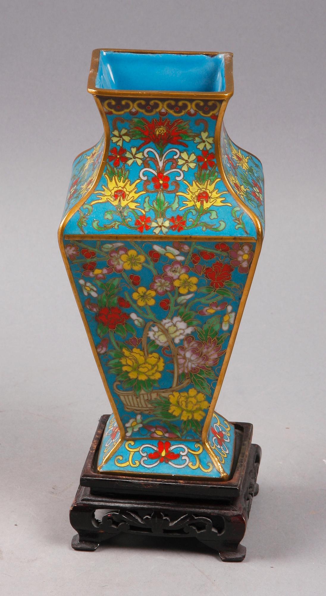 VAS. Cloisonné. Kina 1900-tal.