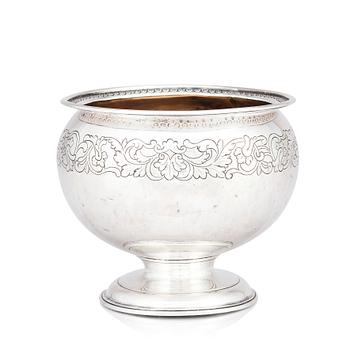 186. An English early 18th Century silver bowl, marks of Thomas Merry I, London 1708.
