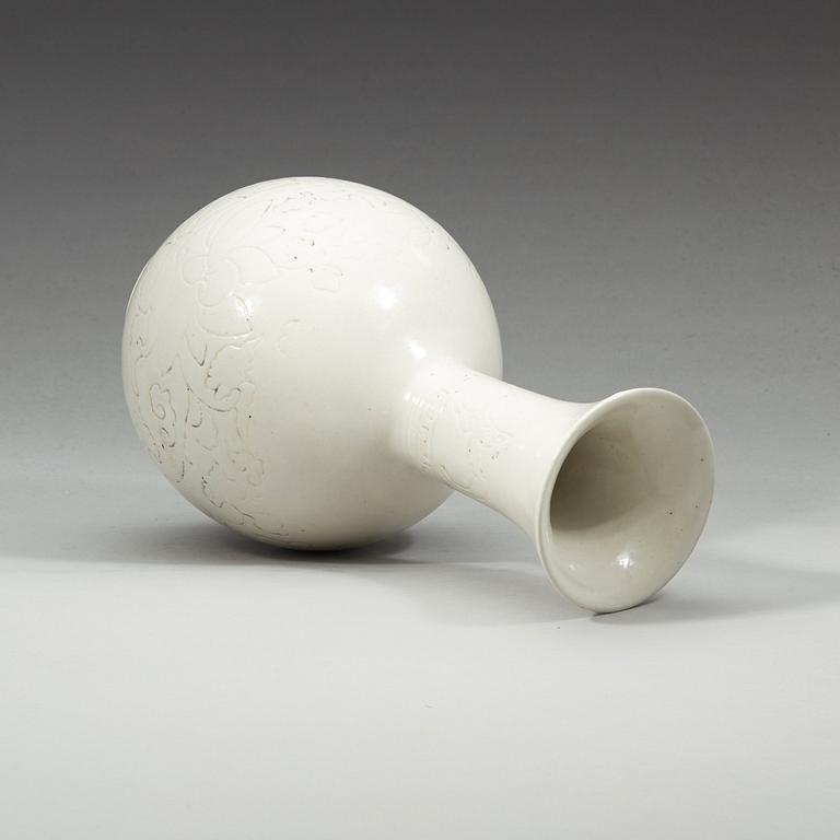 A white glazed vase, Qing dynasty (1644-1912).