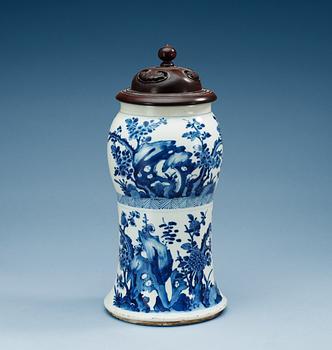 1569. A blue and white vase, Qing dynasty, Kangxi (1662-1722).
