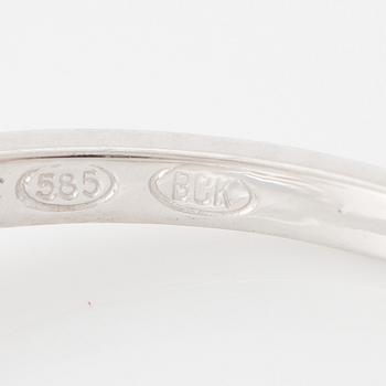 Ring in 14K white gold with a sapphire and brilliant-cut diamonds.