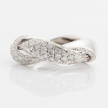 H Strömdahl ring in 18K white gold with round brilliant-cut diamonds.