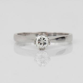 RING, 18K vitguld med briljantslipad diamant 0.40 ct. Vikt 3 g.