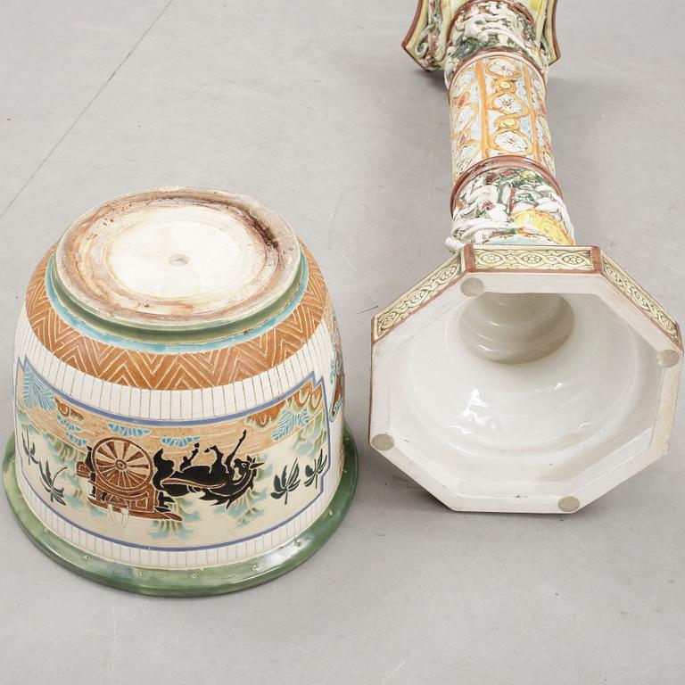 PIEDESTAL samt YTTERFODER, majolika och stengods, 1900-talets första hälft.