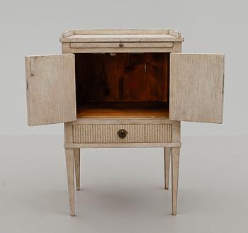 POTTSKÅP, gustaviansk stil, 1900-talets andra hälft.