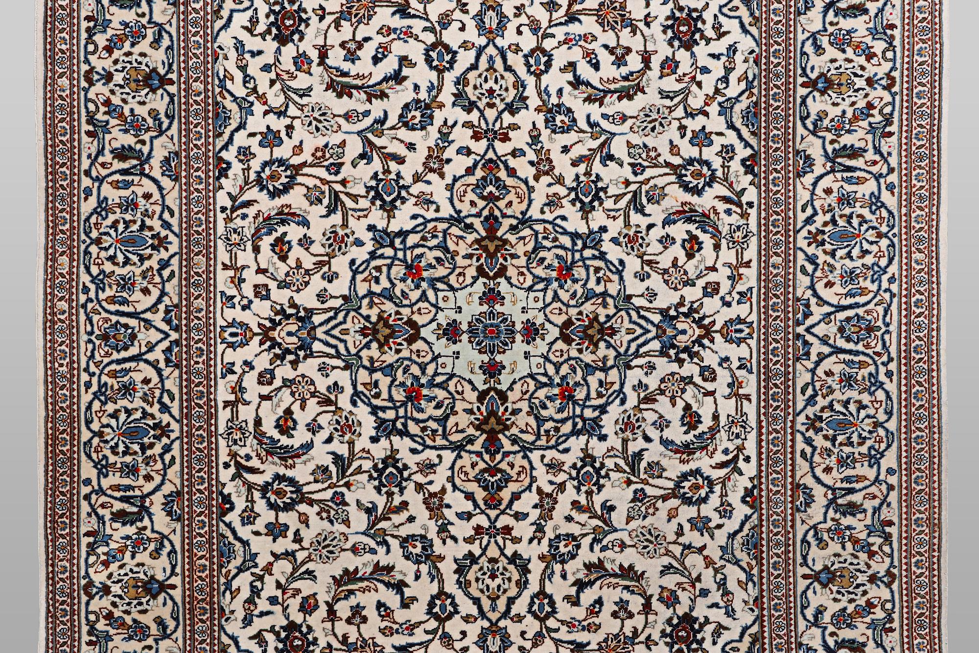 A carpet, Kashan, ca 297 x 197 cm.