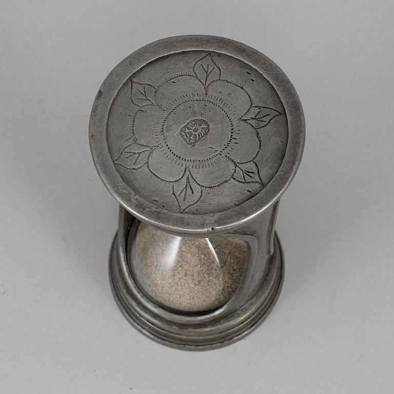 A pewter hour glass, 18th/19th century.