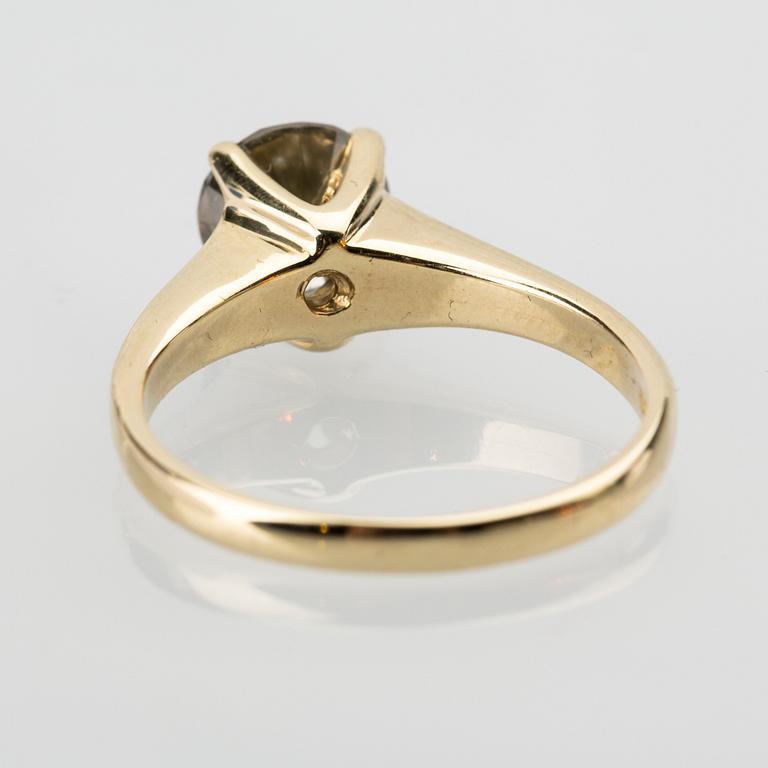 RING, 14K guld med brun briljantslipad diamant ca 1.42 ct. Vikt ca 3,4 g.