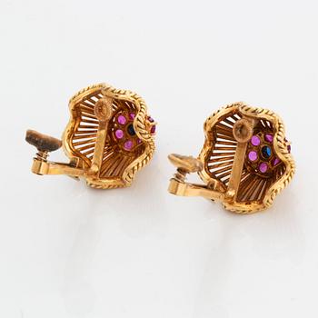 A brooch and a pair of earrings in 18K gold set with blue and pink sapphires.