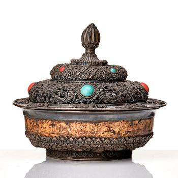 Ask med lock, trä och metall. Tibet, 1800-tal.